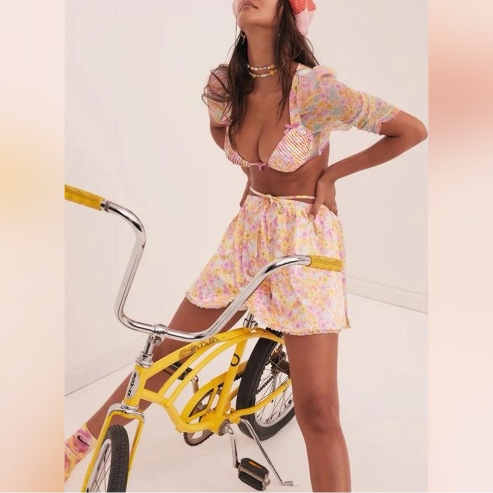 For Love & Lemons
Multicolor Satin Floral Top & Skirt‎ Set - Picture 2 of 12